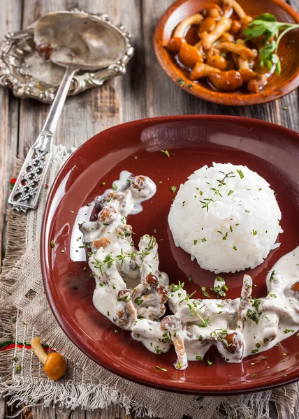 Rindfleisch-Stroganoff mit Pilzen und Reis. — Stockfoto