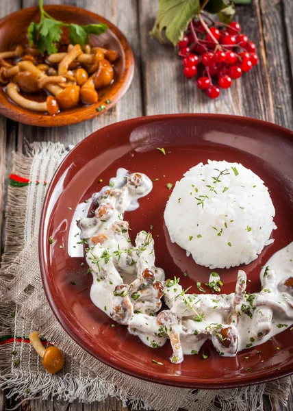 Rindfleisch-Stroganoff mit Pilzen und Reis. — Stockfoto