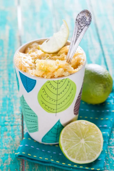 Pastel de cal en una taza —  Fotos de Stock