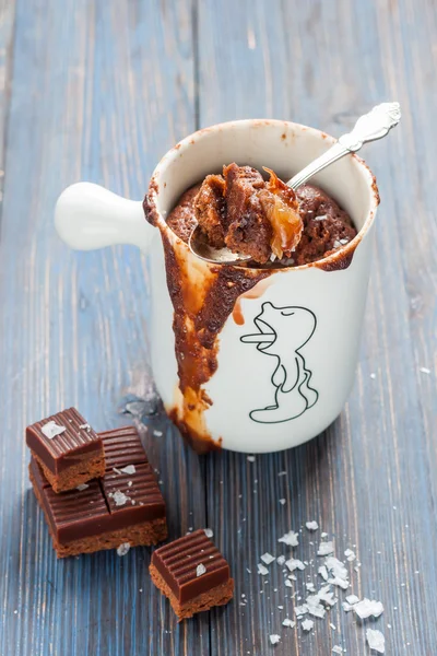 Bolo de caramelo de chocolate em uma caneca — Fotografia de Stock