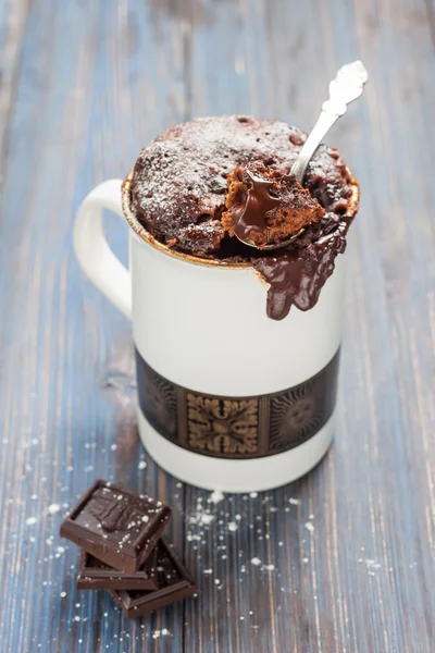 巧克力焦糖蛋糕放在杯子里 — 图库照片