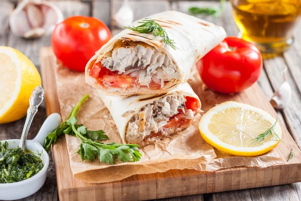 Ekmek, bir pide, Balık.