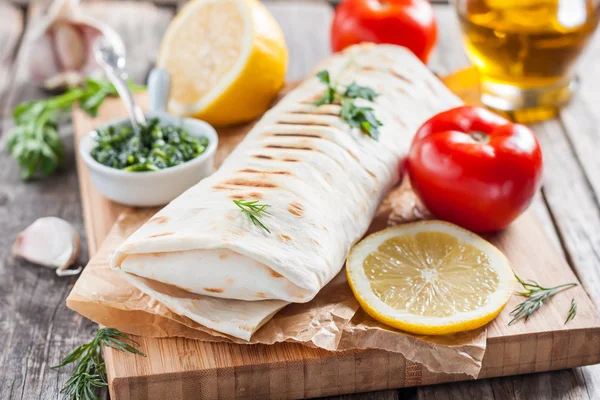 Fisch im Brot, im Fladenbrot. — Stockfoto