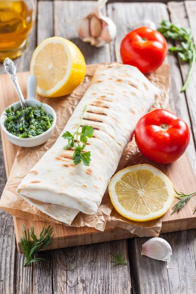 Ekmek, bir pide, Balık.