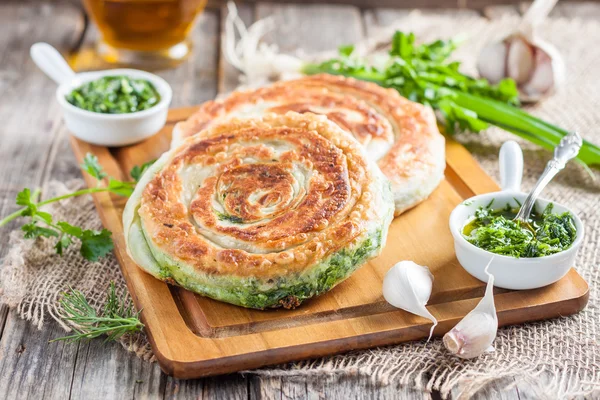 Yuvarlak kek taze otlar ve zeytinyağı