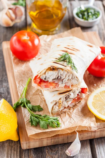 Ekmek, bir pide, Balık.