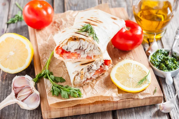 Ekmek, bir pide, Balık.