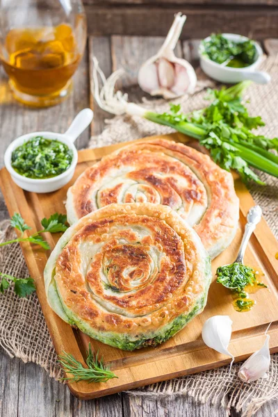 Runder Kuchen mit frischen Kräutern — Stockfoto