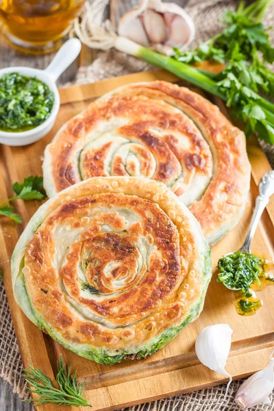 Torta redonda con hierbas frescas —  Fotos de Stock