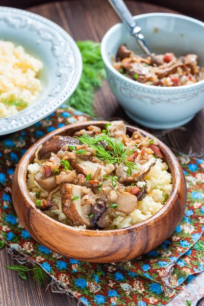 Bubur millet dengan daging dan jamur . — Stok Foto