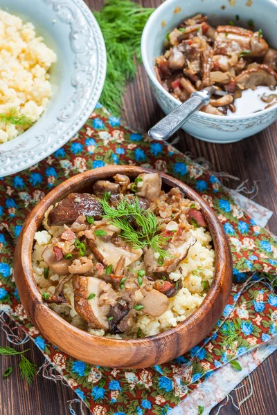 Gachas de mijo con tocino y champiñones . — Foto de Stock