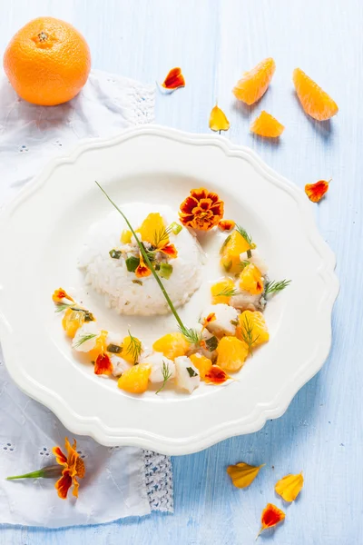 Vissen in citrus saus met rijst. — Stockfoto