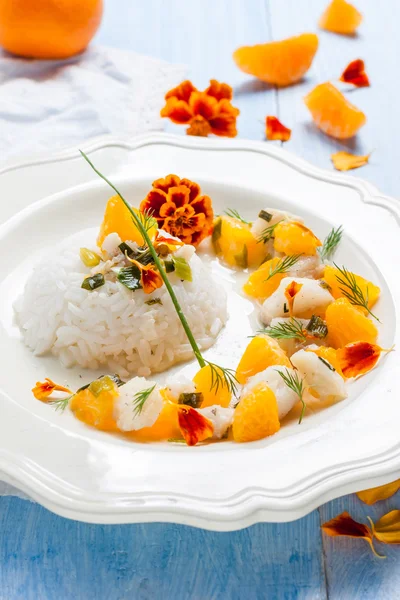 Рыба в цитрусовом соусе с рисом . — стоковое фото