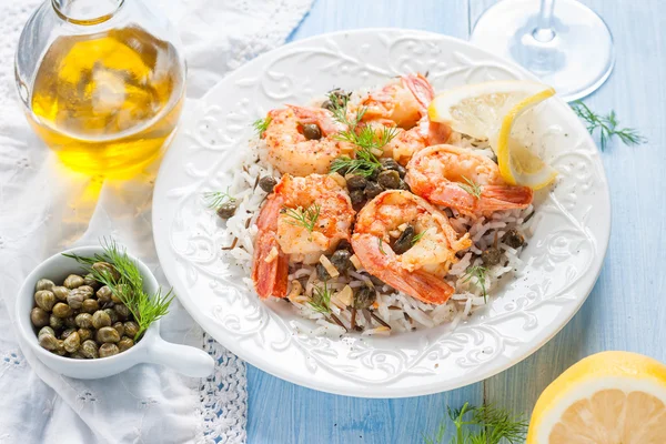 Camarones con alcaparras, limón y arroz salvaje — Foto de Stock