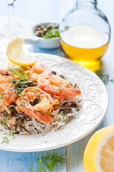 Camarones con alcaparras, limón y arroz salvaje — Foto de Stock