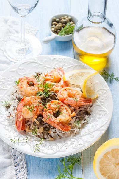 Camarão com alcaparras, limão e arroz selvagem — Fotografia de Stock