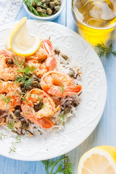 Crevettes aux câpres, citron et riz sauvage — Photo