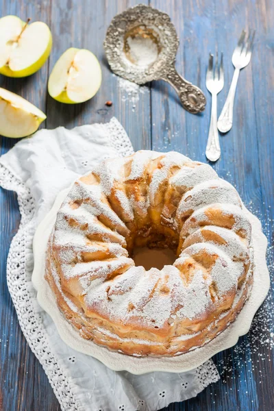 elmalı turta. Charlotte.