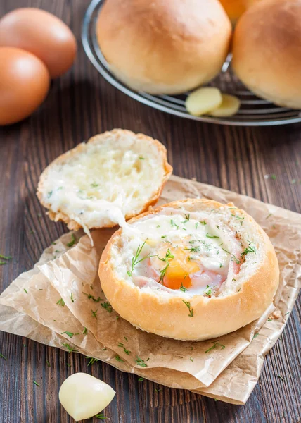 Yumurta, peynir ve domuz pastırması ile sandviç.