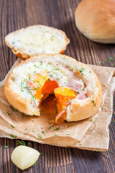 Бутерброд з яйцем, сиром і беконом . — стокове фото