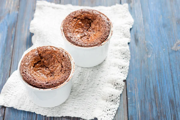 Chocolate cakes in white pots — Stock Photo, Image