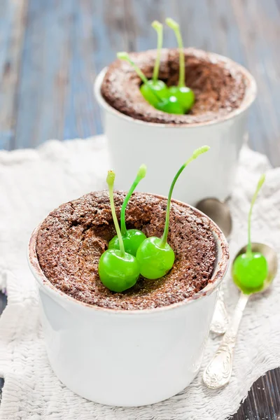 Choklad muffins med en cocktail körsbär — Stockfoto