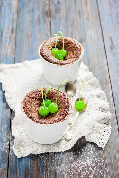 Magdalenas de chocolate con cerezas de cóctel — Foto de Stock