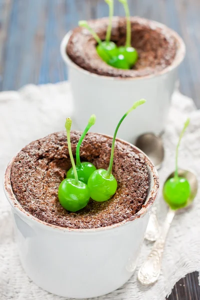 Choklad muffins med en cocktail körsbär — Stockfoto