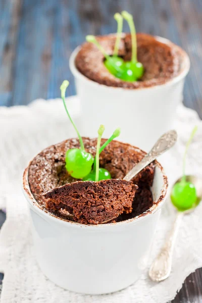 Cokelat muffin dengan ceri koktail — Stok Foto