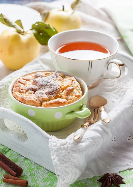 Clafoutis mela su un vassoio . — Foto Stock