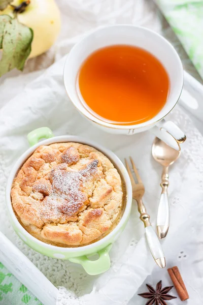 Clafoutis elma bir tepsi.