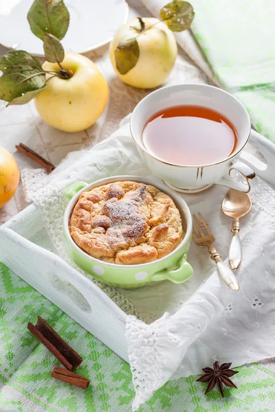 Clafoutis elma bir tepsi.