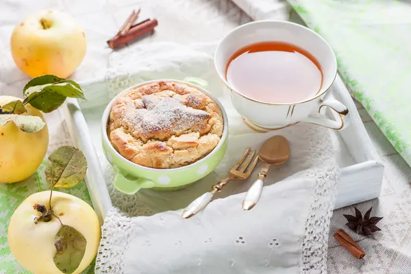 Clafoutis elma bir tepsi.