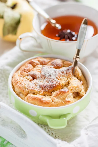 Clafoutis elma bir tepsi.