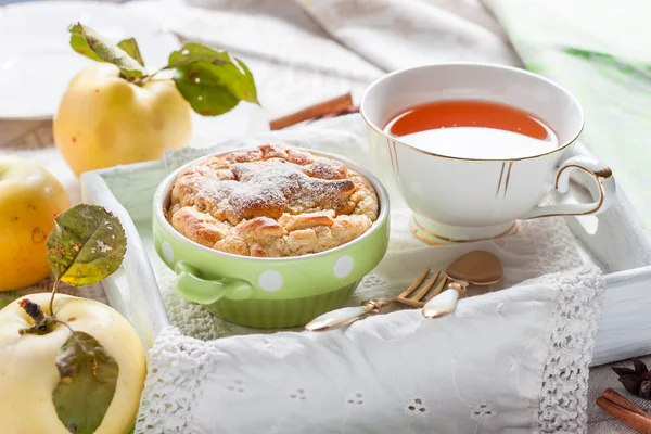 Clafoutis elma bir tepsi.