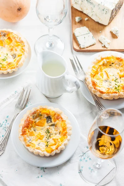 Quiche mit Kürbis und Schimmelkäse. — Stockfoto