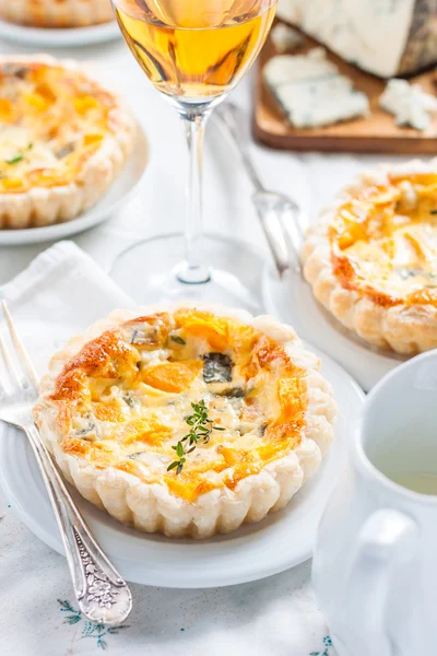 Quiche mit Kürbis und Schimmelkäse. — Stockfoto