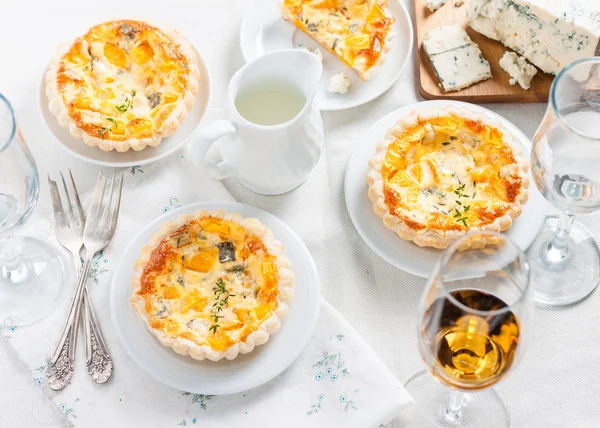 Quiche mit Kürbis und Schimmelkäse. — Stockfoto