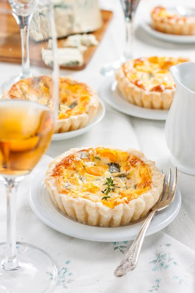 Quiche mit Kürbis und Schimmelkäse. — Stockfoto