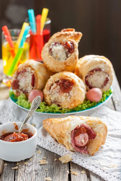 Pizza koni sosis ile