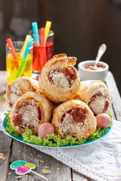 Pizza koni sosis ile