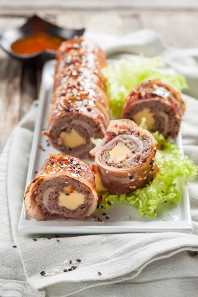 Etli börek peynirli pastırma içinde sarılmış