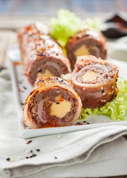 Etli börek peynirli pastırma içinde sarılmış