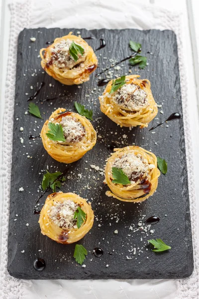 Spaghettinester mit Frikadellen — Stockfoto