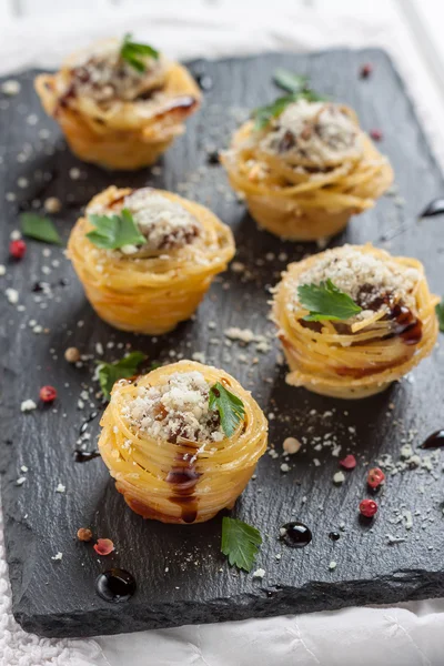 Nidi di spaghetti con polpette — Foto Stock