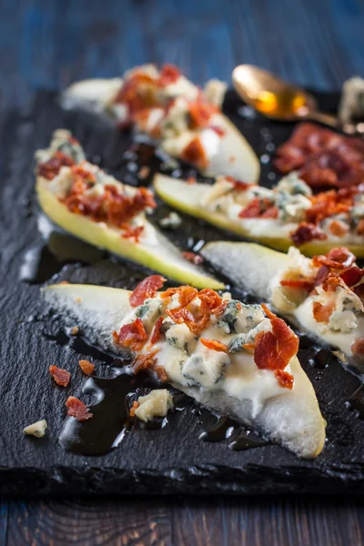 Peras con gorgonzola, tocino y miel —  Fotos de Stock