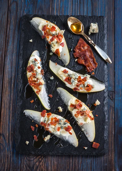 Pear with gorgonzola, bacon and honey — Stock Photo, Image