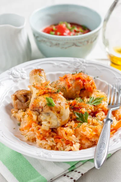 Рис с курицей и овощами — стоковое фото