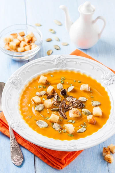 Porcini mantar ile sonbahar balkabağı çorbası