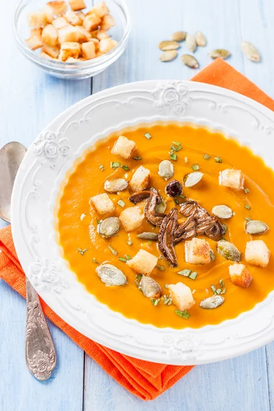 Sopa de calabaza de otoño con hongos porcini —  Fotos de Stock